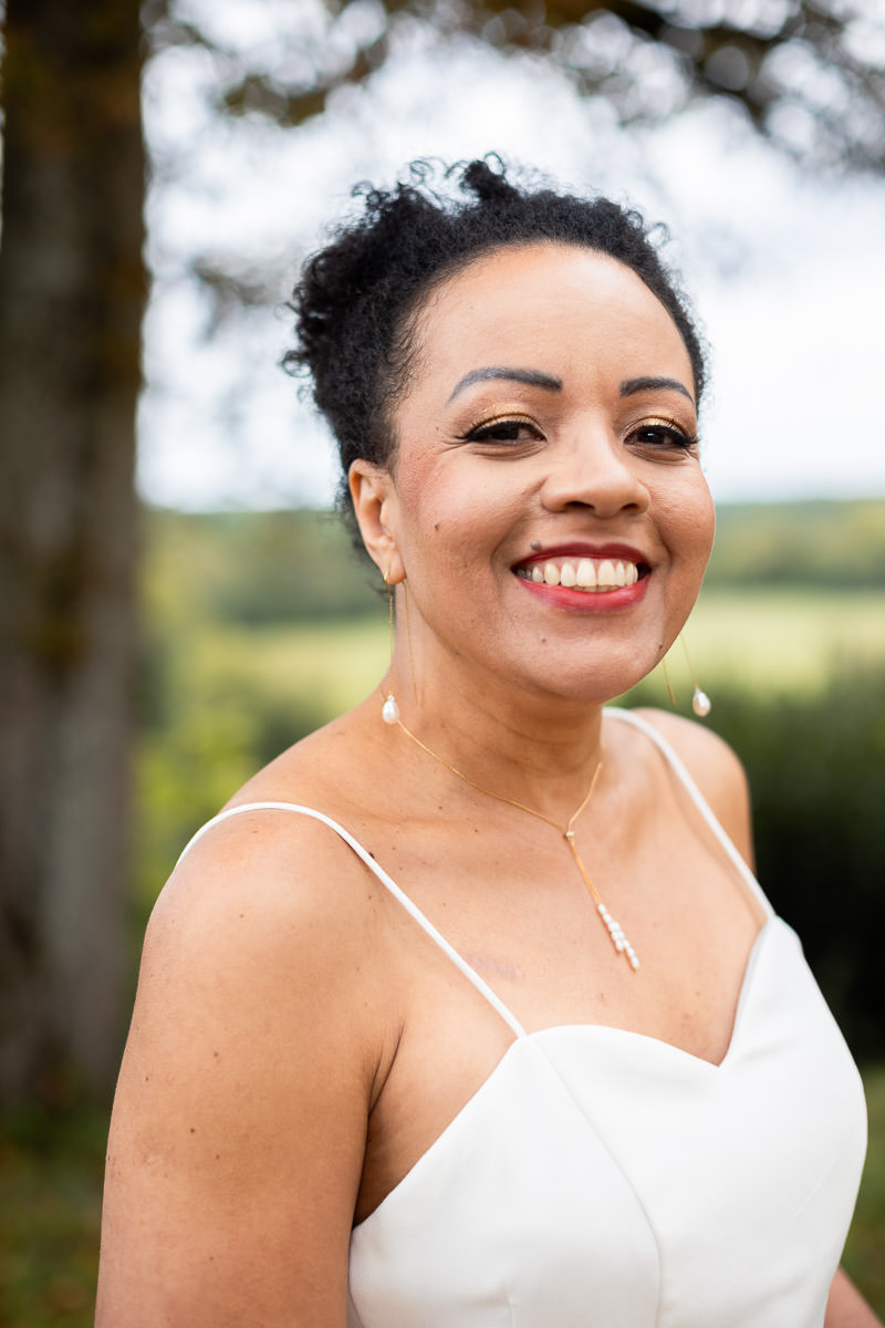 mariée style bridgerton avec parure de perles simple